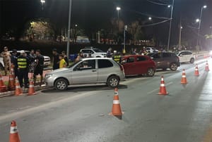 Operação Lei Seca prende dois e remove 54 veículos durante ação no Jardim das Américas
