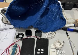 Policiais penais apreendem bola com celulares arremessada para dentro de penitenciária