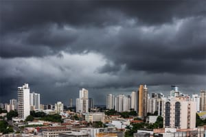 Equipes são reforçadas para ajuda na limpeza de bocas de lobo após chuva e pontos de alagamento