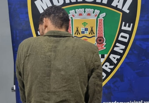 Suspeito é encontrado escondido em telhado após fuga em Várzea Grande; veja os vídeos