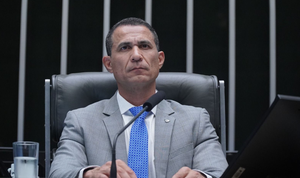 Coronel Assis cobra a PGR e expõe crise no STF após relatórios da PF ligarem Vorcaro e Moraes