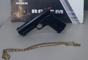 PMs da Rotam prendem dois homens e apreende armas de fogo após assalto em farmácia