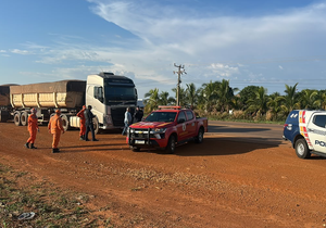 Bombeiros atendem três vítimas após colisão entre carro e caminhão em Campo Verde
