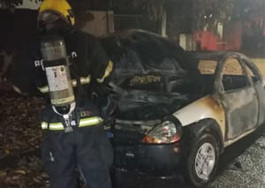 Carro é consumido pelas chamas durante a madrugada em Lucas do Rio Verde