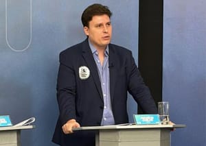 “Precisamos tirar o dinheiro dos barões e devolver ao povo”, defende Maurício Coelho