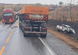 Caminhão roda, bate de frente com S10 e deixa dois mortos e uma pessoa gravemente ferida