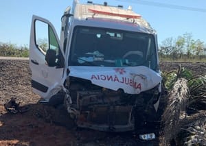 Ambulância bate de frente com Corolla e gestante dá à luz após acidente em Chapada