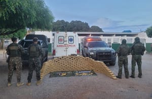 Gefron apreende 216 tabletes de "supermaconha" em ambulância; droga é avaliada em R$ 648 mil