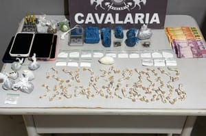 PMs da cavalaria apreendem mais de duzentas porções de drogas e prende três pessoas