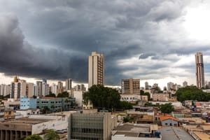 Calorão dá lugar a chuva e queda brusca de temperatura em MT neste fim de semana