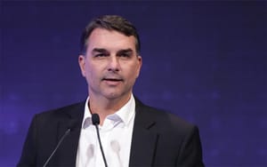 Flávio Bolsonaro chama Lula de "oportunista" por proibir bets a 9 dias da eleição no Brasil