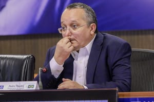 Juiz suspende propaganda de Pedro Taques por acusações falsas contra Mauro Mendes