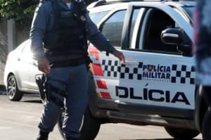 Homem é preso em flagrante por policiais militares após esfaquear namorada no pescoço em Sinop
