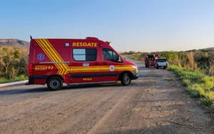 Bombeiros socorrem família após capotamento na BR-343; veículo caiu em uma ribanceira