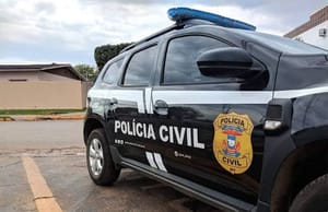 Homem é preso por tentar matar taxista ; vítima sobreviveu a facada e capotamento