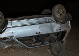 Homem morre após Fiat Uno atingir barreiras de obra e capotar na MT-175
