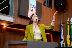 Michelly defende porte de arma para mulheres com medida protetiva: "Direito de escolher se defender"