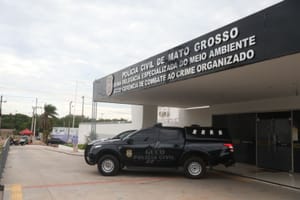 Polícia Civil prende servidor e professora suspeitos de facilitar entrada de celulares para facção  dentro de presídio