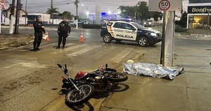 Motociclista é arremessado contra poste e morre após colisão com Jeep em Várzea Grande