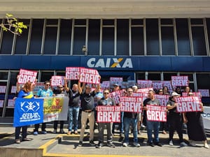 "Fora Vieira": bancários protestam contra presidente da Caixa durante greve em MT