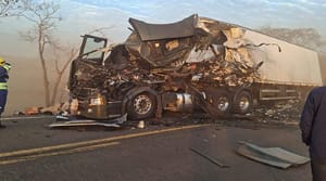 Motorista morre após colisão entre duas carretas na BR-364, em Pedra Preta; veja o vídeo