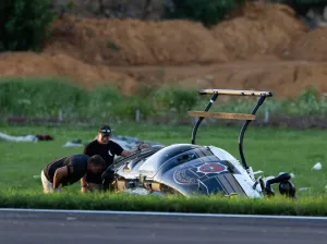 Avião desvia na pista e bate em helicóptero da polícia em colisão fatal nos EUA