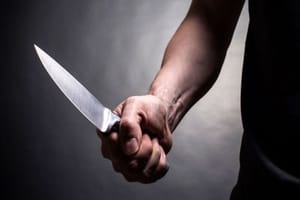 Homem mata mulher a facadas, se esconde na casa e acaba preso em Feliz Natal