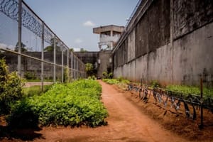 Jovem é encontrado morto com mãos, pés e cabeça amarrados dentro de presídio