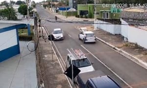 Vídeo mostra adolescentes fugindo da PM de moto antes de baterem em muro em Nobres