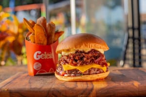 Geléia Burger lança ação especial para aniversariantes com combos, milkshake e benefícios exclusivos