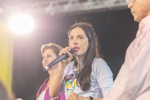 Janaina ocupa propaganda de Medeiros para rebater ataques durante campanha; veja