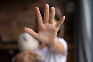 Homem dá soco na enteada durante briga familiar e acaba preso em Rondonópolis