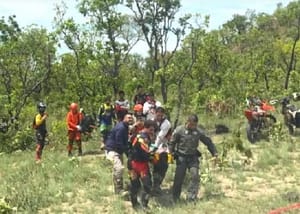 Motociclista cai em área de difícil acesso e é retirado de helicóptero em Cuiabá; veja o vídeo