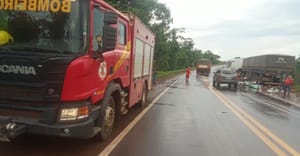 Van e caminhão se colidem na BR-158 e Bombeiros e Samu atendem vítimas do acidente