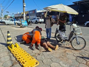 Bombeiros socorrem vítima de colisão entre moto e um carro em avenida de Cáceres