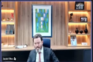 Advogado aparece fumando durante sessão criminal no Tribunal de Justiça do MT