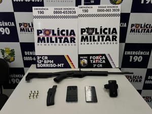 Dupla de assaltantes é presa pela PM; veículos e arma roubados de residência são recuperados