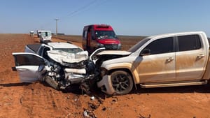Motorista fica gravemente ferido após colisão frontal entre Fiat Strada e Amarok
