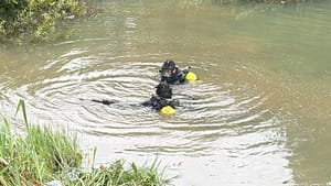 Carro cai em lago às margens da BR-163, em Lucas do Rio Verde e Corpo de Bombeiros é acionado