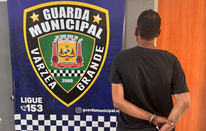 Homem invade INSS de Várzea Grande, pula muro de casa e é detido por bombeiros