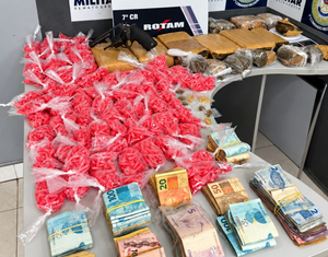 PMs da Rotam conduz dupla e apreende drogas, arma de fogo e R$ 28,8 mil em dinheiro em Cuiabá