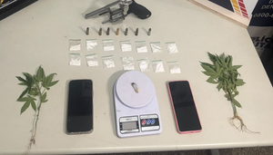 Mulheres são presas pela PM com revólver, pés de maconha e porções de cocaína