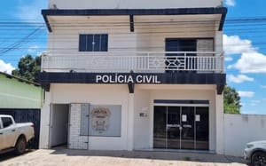 Mãe é presa em flagrante após agredir filha de 11 anos; vítima apresentou marcas no pescoço