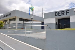 Homem simula estar armado e rouba mulher em ponto de ônibus, mas acaba preso em seguida