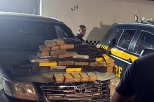 PM e PRF apreendem mais de 40 quilos de drogas escondidos em fundo falso de caminhonete