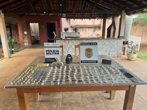 Jovens são presos com porções de maconha, cocaína, balança de precisão e celulares