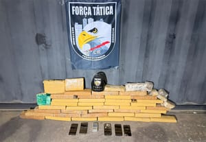 PMs da Força Tática encontra mais de quarenta tabletes de drogas enterrados em Cuiabá
