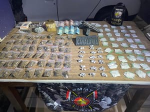Dupla é presa com 300 porções de pasta-base, maconha, balanças de precisão e dinheiro