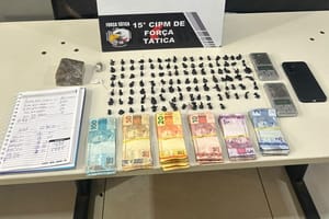 Homem é preso 100 porções de drogas, balanças de precisão e R$ 4,2 mil em espécie