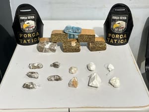 Homem é preso por PMs da Força Tática com pedaços e porções de maconha e cocaína